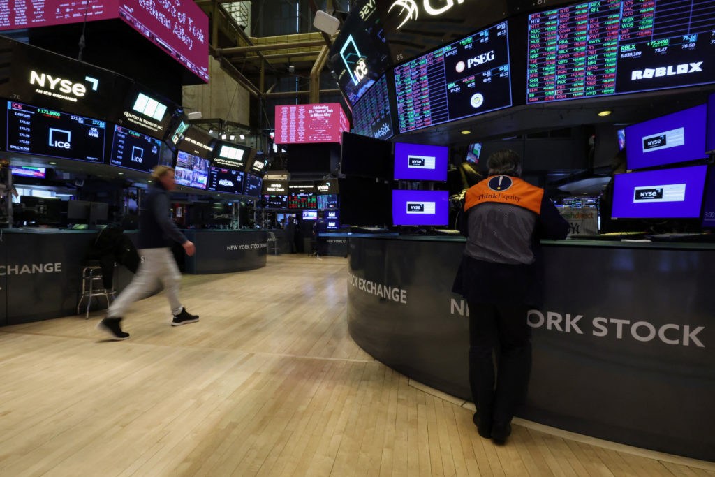 US stocks plunge as strong jobs data fuels rate hike fears