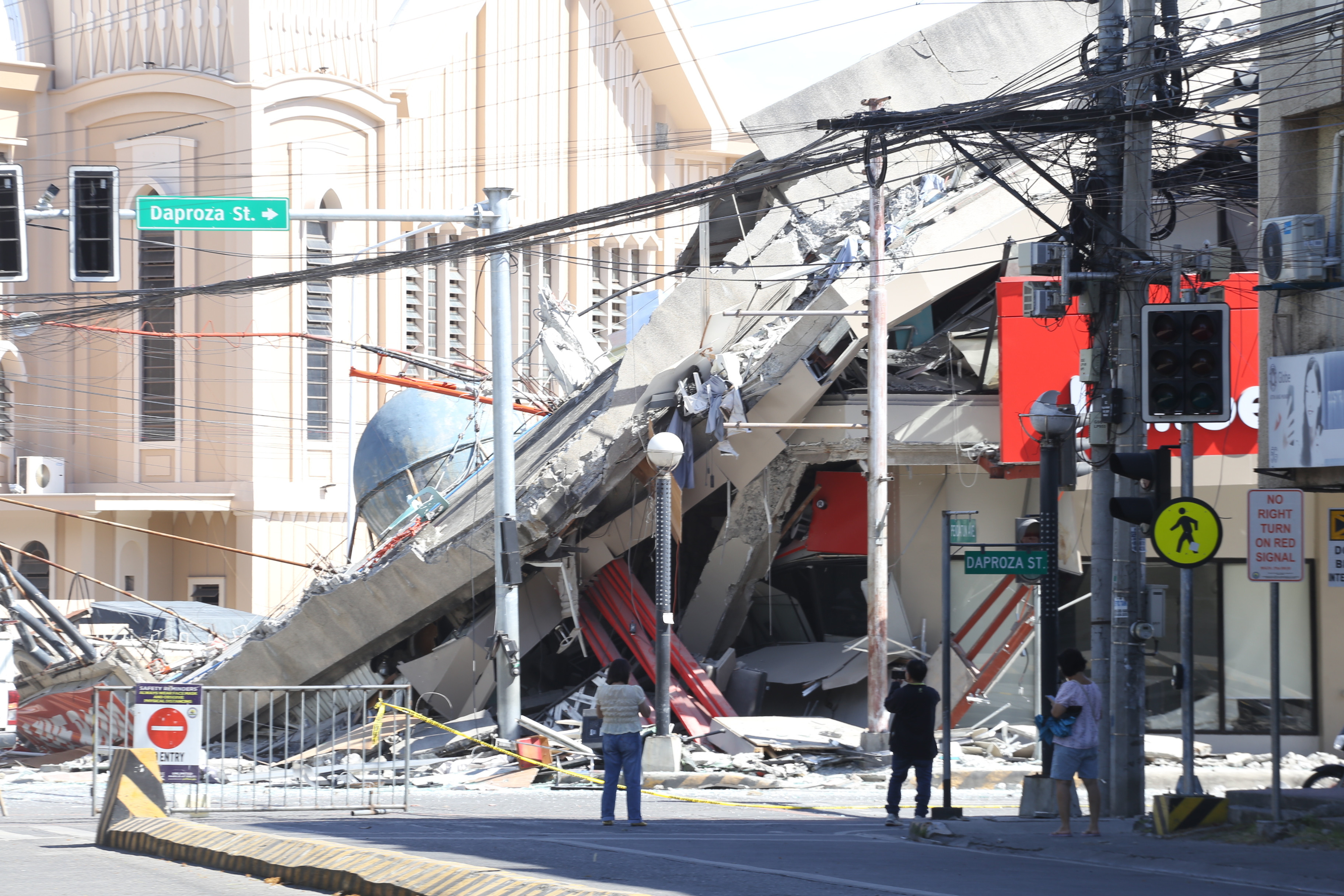 Death toll rises as aftershocks rock quake-hit southern Philippines
